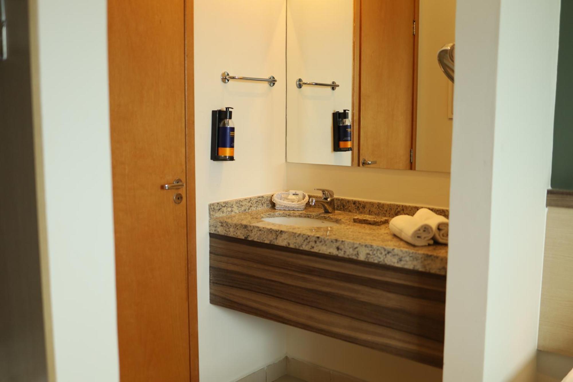 Comfort Hotel Кампус дус Гойтаказиш Екстериор снимка